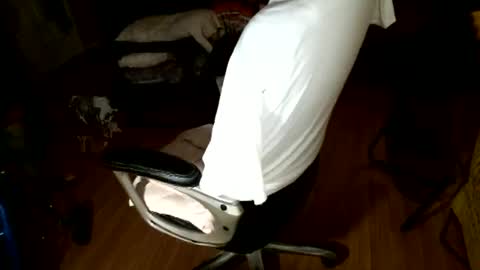 Snapshot of hairybear813 chatting on December 31, 2024, 1:57 am hairybear813 online show from December 31, 2024, 1:57 am