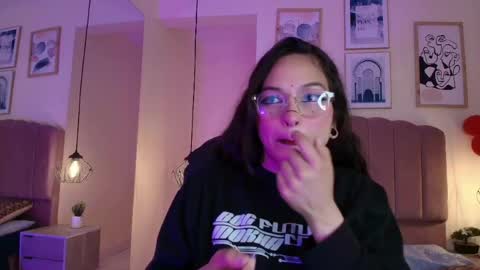 hanabie_ online show from April 22, 2026, 3:09 am