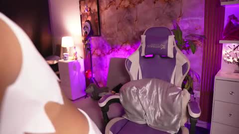 Snapshot of hanna_chris chatting on October 20, 2025, 2:01 am HANNA online show from October 20, 2025, 2:01 am