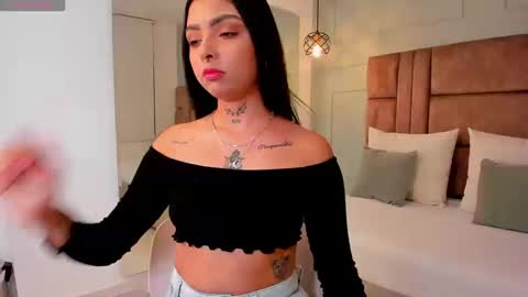 Hannah Milton online show from November 19, 2025, 10:43 pm