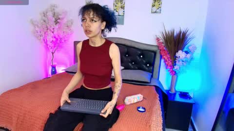 Snapshot of hannahblue_ chatting on February 5, 2026, 12:21 pm HannahBlue online show from February 5, 2026, 12:21 pm