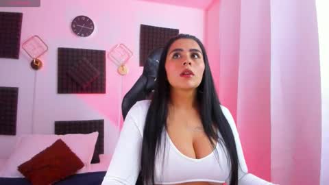 Snapshot of hannarusso chatting on November 9, 2025, 2:15 pm Hanna online show from November 9, 2025, 2:15 pm