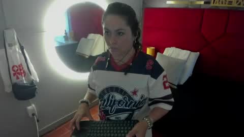 Snapshot of hanny_bliss chatting on June 11, 2026, 11:41 am Hanny online show from June 11, 2026, 11:41 am