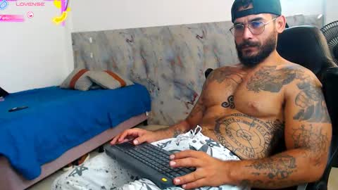 Snapshot of hanz_col chatting on November 8, 2025, 10:37 am hanz_col online show from November 8, 2025, 10:37 am