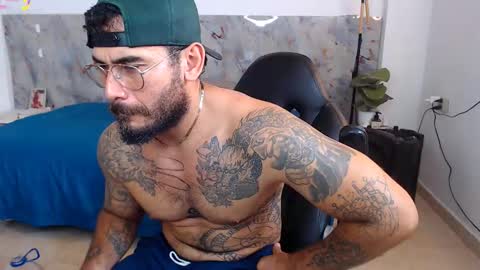 Snapshot of hanz_col chatting on December 18, 2025, 1:00 am hanz_col online show from December 18, 2025, 1:00 am