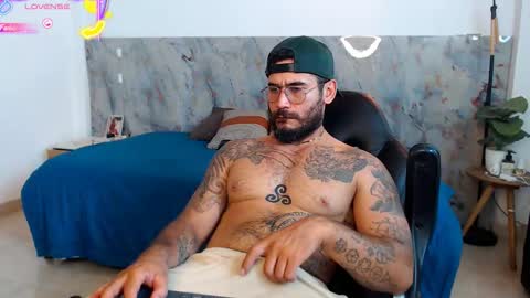 Snapshot of hanz_col chatting on December 21, 2025, 3:24 am hanz_col online show from December 21, 2025, 3:24 am