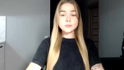 happy_fox_ online show from November 16, 2025, 7:08 pm