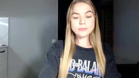 happy_fox_ online show from November 17, 2025, 9:09 pm