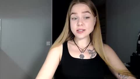 happy_fox_ online show from April 10, 2026, 7:51 pm