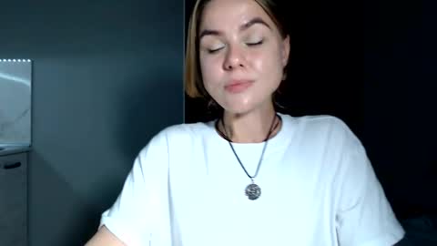 happy_fox_ online show from June 10, 2026, 9:25 pm