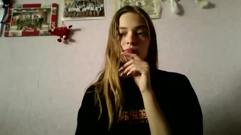 Snapshot of happyemily18 chatting on November 10, 2025, 9:30 am happyemily online show from November 10, 2025, 9:30 am