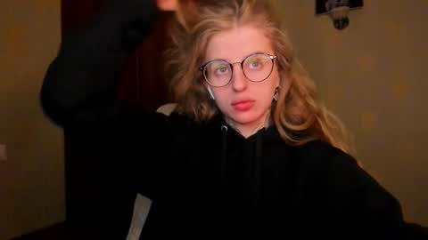 Julia online show from November 22, 2025, 5:28 am