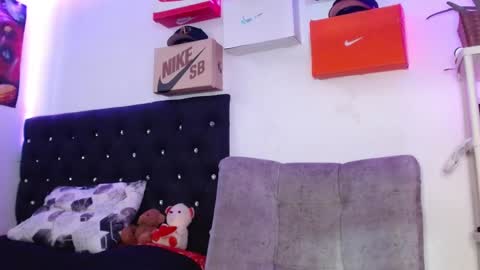 harley_quinnn111 online show from February 13, 2025, 7:31 pm