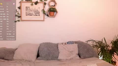 Snapshot of harmonyy01 chatting on December 7, 2024, 6:54 am Harmony Please help me to reach 100 thumbs up online show from December 7, 2024, 6:54 am