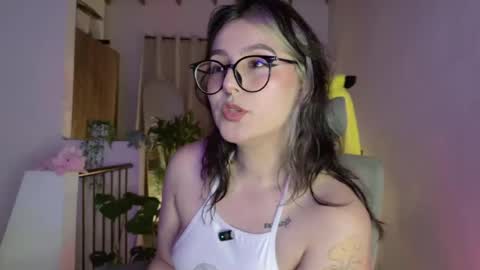 Snapshot of hazelbrownn23 chatting on June 27, 2026, 1:43 am Hazel Brown online show from June 27, 2026, 1:43 am