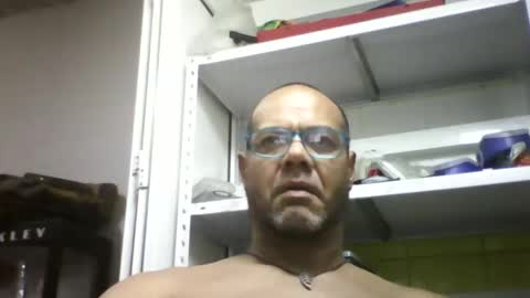 Snapshot of heistt chatting on October 14, 2025, 8:20 pm Heist Stein online show from October 14, 2025, 8:20 pm