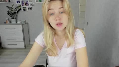 Snapshot of helen_angel_girl chatting on October 14, 2025, 6:03 am Helen sven online show from October 14, 2025, 6:03 am