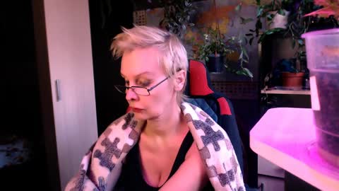 Snapshot of helgahimmele chatting on April 5, 2026, 3:42 pm Helga online show from April 5, 2026, 3:42 pm