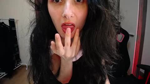 Snapshot of hella_helen chatting on May 21, 2026, 9:33 pm Helen online show from May 21, 2026, 9:33 pm