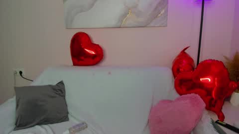 Snapshot of hellen__moore chatting on February 11, 2025, 4:01 am GTM3Mon Tue Wed Thu Fri San 0400 am-1030pm online show from February 11, 2025, 4:01 am