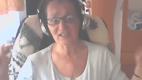 hellenmarie online show from October 11, 2025, 10:14 am