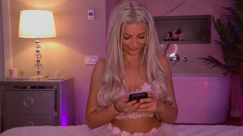 Snapshot of hellenroyy chatting on September 20, 2025, 3:29 am hellenroyy online show from September 20, 2025, 3:29 am