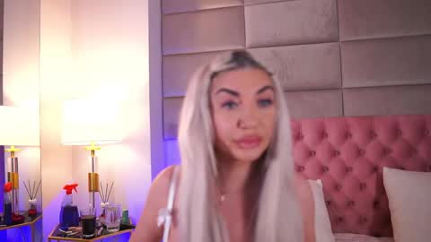 Snapshot of hellenroyy chatting on March 23, 2026, 4:49 am hellenroyy online show from March 23, 2026, 4:49 am