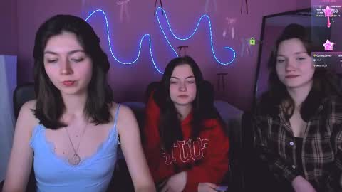 Helli online show from April 10, 2026, 7:18 pm