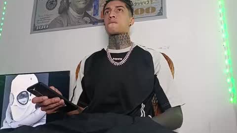 Snapshot of henzzeld420 chatting on March 19, 2026, 10:14 pm Henzeld online show from March 19, 2026, 10:14 pm