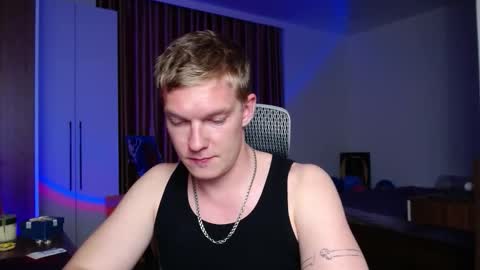 Snapshot of hercules__ chatting on October 4, 2025, 2:04 pm Gregblonde Alextattoo online show from October 4, 2025, 2:04 pm