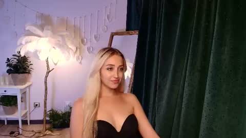 Snapshot of here_wego_again_ chatting on June 22, 2026, 3:36 am Elise online show from June 22, 2026, 3:36 am