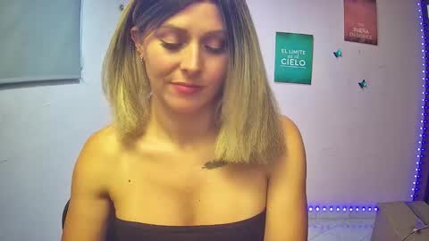 Snapshot of hestesiaxx chatting on November 13, 2025, 1:26 am Hestesiaxx online show from November 13, 2025, 1:26 am