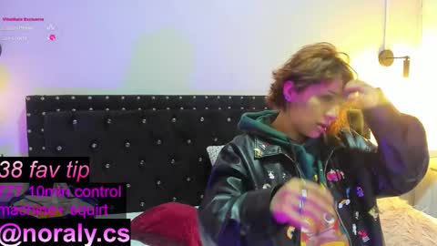 Snapshot of hey_noraly chatting on October 11, 2025, 12:04 pm Noraly online show from October 11, 2025, 12:04 pm