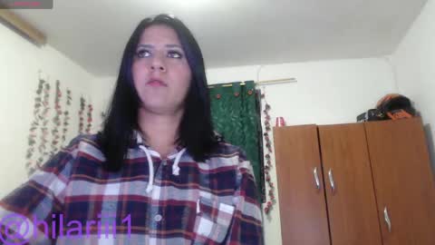 hilaril18 online show from April 15, 2026, 7:58 pm