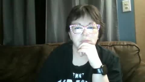 Snapshot of hippihope420 chatting on February 12, 2025, 4:33 am Bella online show from February 12, 2025, 4:33 am