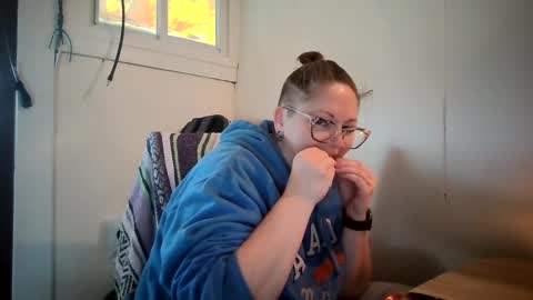 Snapshot of hippihope420 chatting on October 10, 2025, 12:37 pm Bella online show from October 10, 2025, 12:37 pm