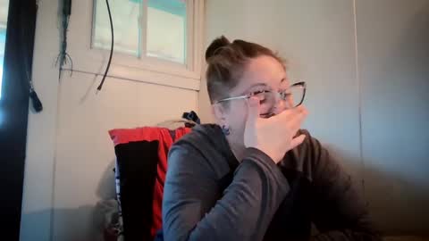 Snapshot of hippihope420 chatting on October 12, 2025, 12:26 pm Bella online show from October 12, 2025, 12:26 pm