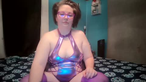 Snapshot of hippihope420 chatting on November 17, 2025, 3:45 am Bella online show from November 17, 2025, 3:45 am