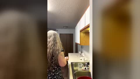 hippysnewhere online show from April 23, 2026, 11:18 pm