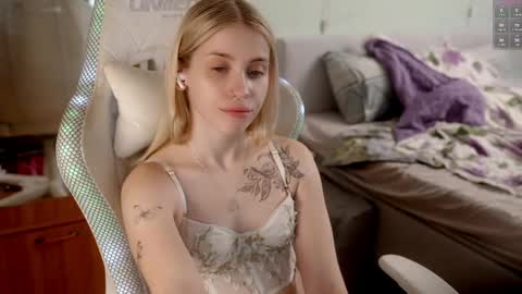 Holly online show from April 14, 2026, 7:42 pm