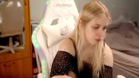 Holly online show from May 30, 2026, 7:55 pm