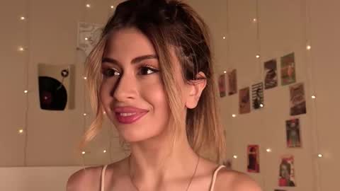 Snapshot of holayoula chatting on October 10, 2025, 8:13 am Moni Monica online show from October 10, 2025, 8:13 am