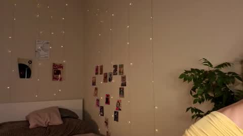 Snapshot of holayoula chatting on October 17, 2025, 8:06 am Moni Monica online show from October 17, 2025, 8:06 am