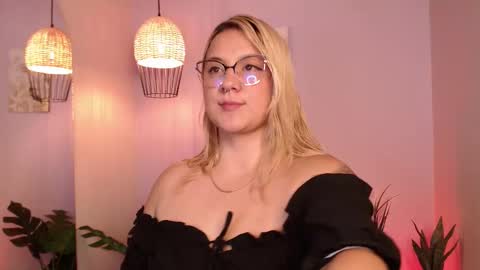 Snapshot of hollie_joliie chatting on October 25, 2025, 7:41 pm Hollie online show from October 25, 2025, 7:41 pm