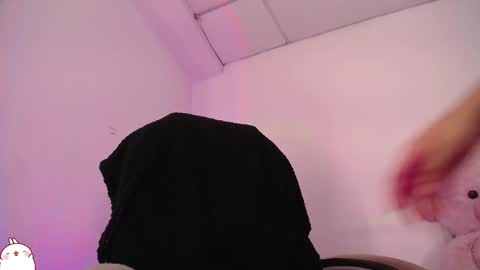 Snapshot of holly_16 chatting on October 15, 2025, 12:44 am holly_16 online show from October 15, 2025, 12:44 am