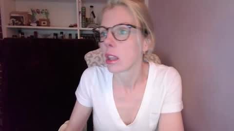 holly_bourbon online show from March 26, 2026, 11:32 pm