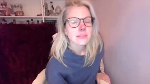 holly_bourbon online show from April 7, 2026, 12:55 am