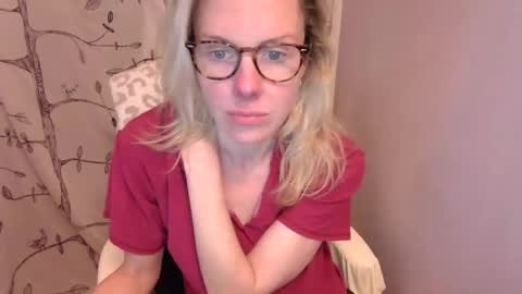 Snapshot of holly_bourbon chatting on April 28, 2026, 1:26 am holly_bourbon online show from April 28, 2026, 1:26 am