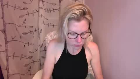 Snapshot of holly_bourbon chatting on June 6, 2026, 1:00 am holly_bourbon online show from June 6, 2026, 1:00 am