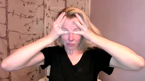 Snapshot of holly_bourbon chatting on June 10, 2026, 2:23 am holly_bourbon online show from June 10, 2026, 2:23 am